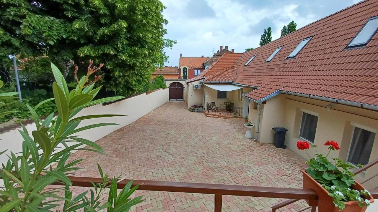 Milla Apartmanok Eger Bagian luar foto