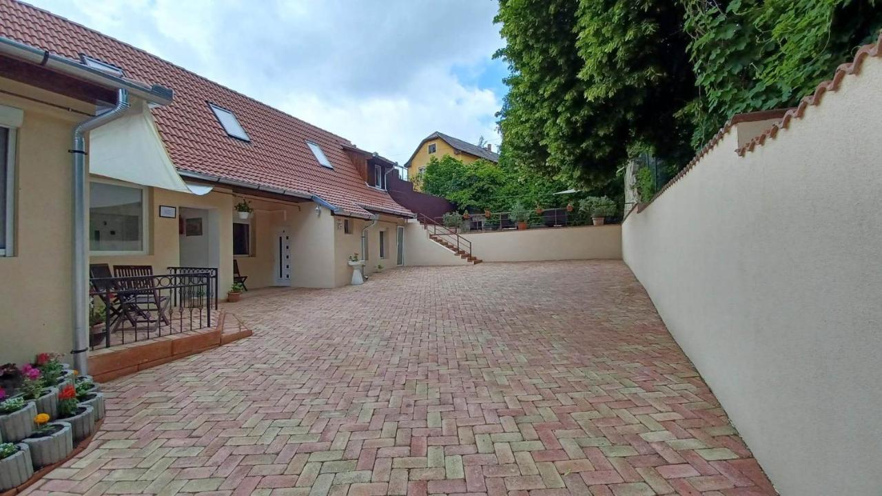 Milla Apartmanok Eger Bagian luar foto